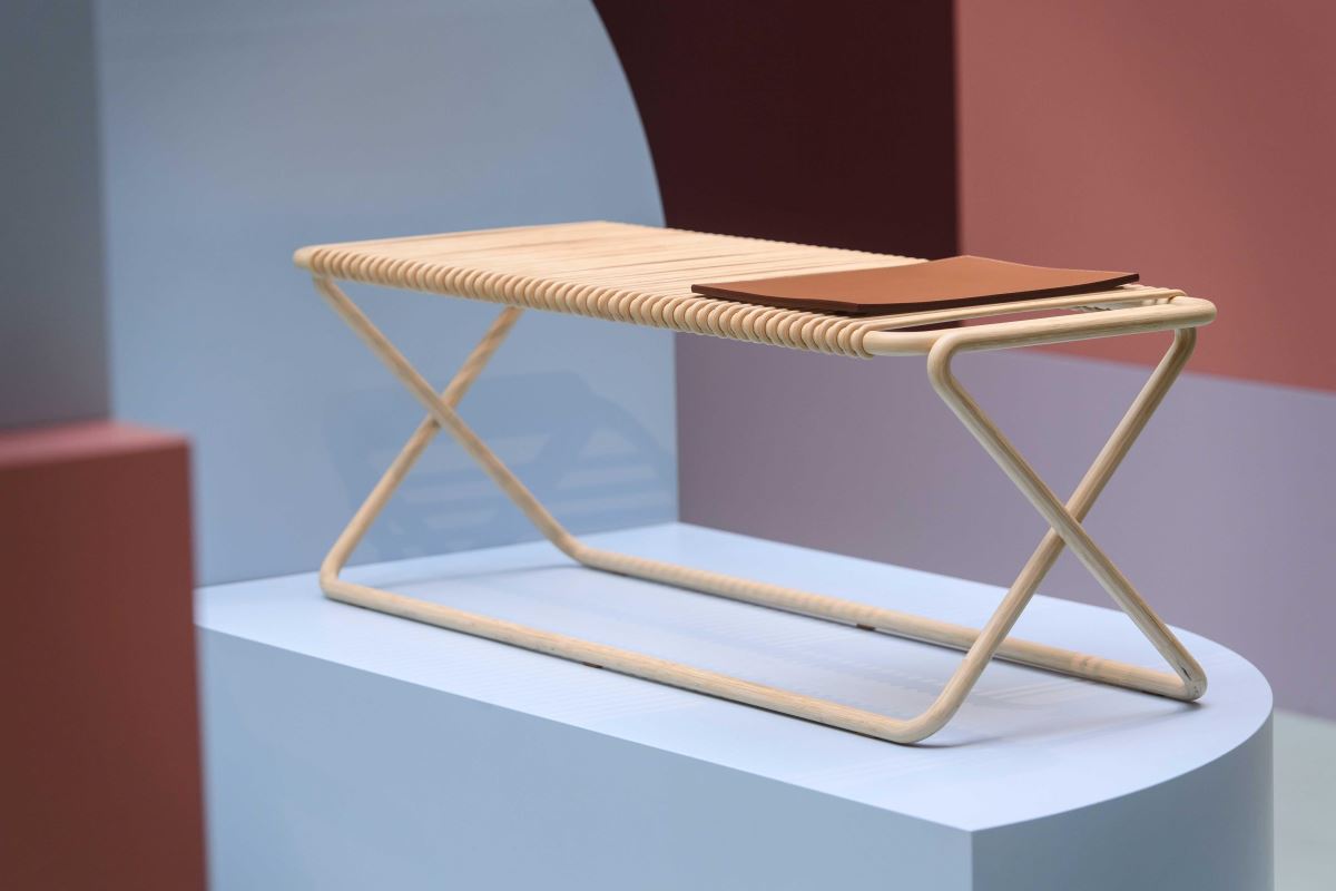 KARUMI 系列竹凳，展現極高工藝技術，形體採用竹子構成，猶如一劃而過的光線般輕盈。